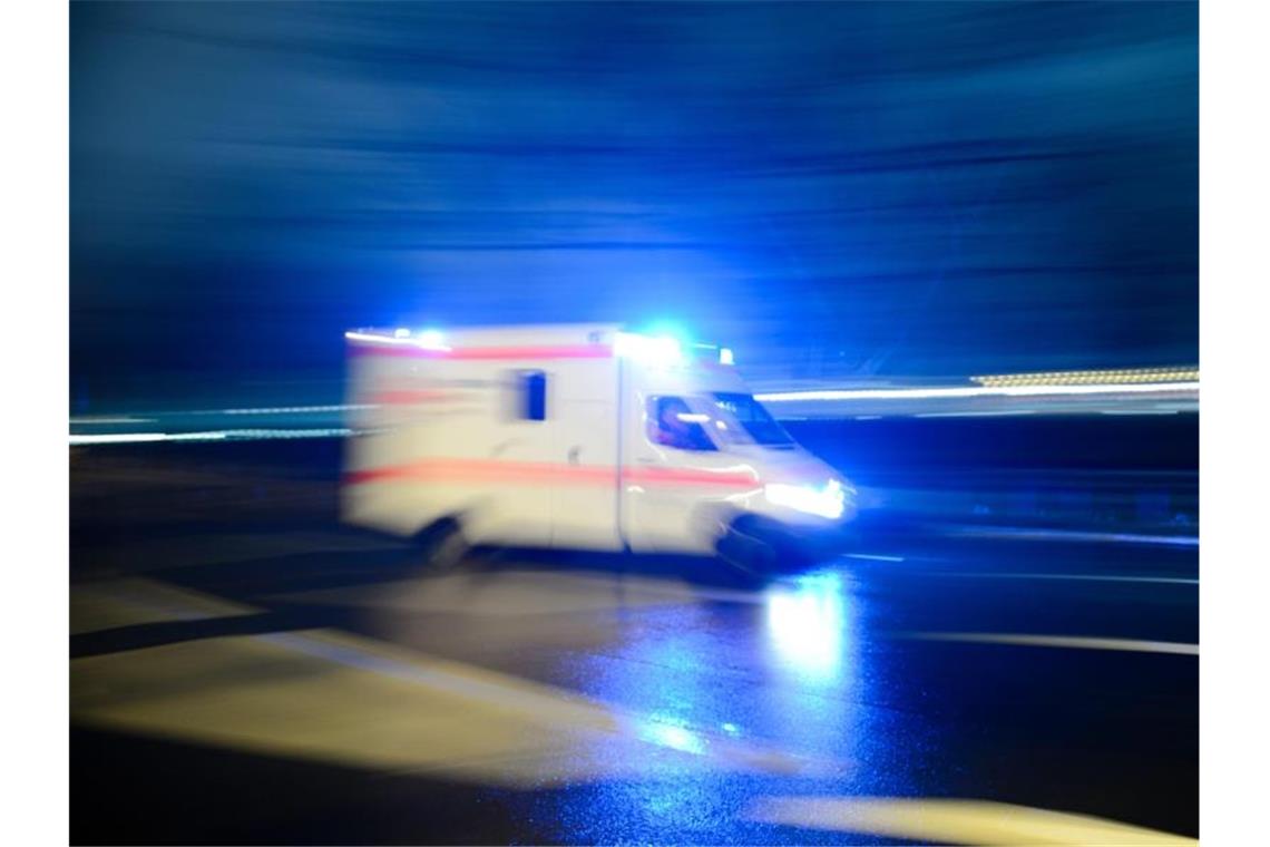 Straßenbahn erfasst Fußgänger: Mann schwer verletzt Krankenwagen mit Blaulicht. Foto: Lukas Schulze/dpa/Symbolbild