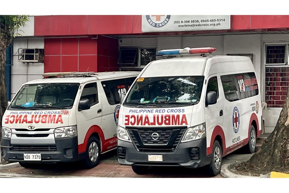 Deutsche Wanderer vermisst – zwei gerettet Krankenwagen sind vor einem Hospital in Manila zu sehen. (Symbolbild)
