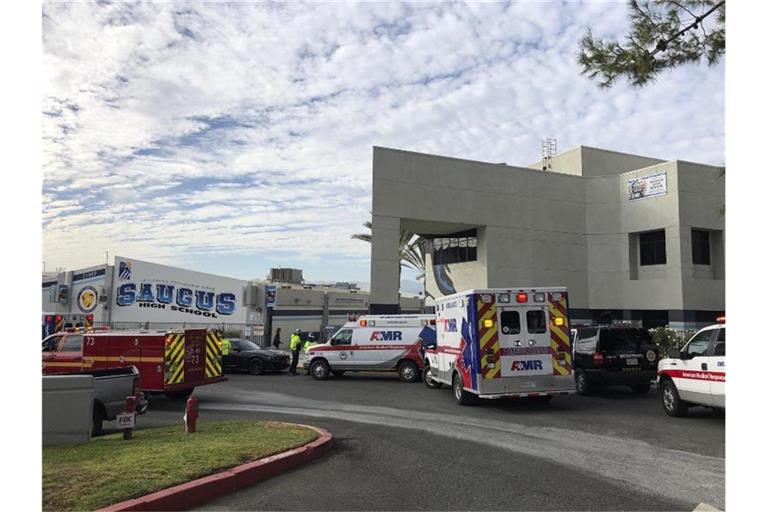 Krankenwagen stehen vor der Saugus High School in Santa Clarita, wo ein Schütze mindestens einen Menschen getötet hat. Foto: Marcio Jose Sanchez/AP/dpa