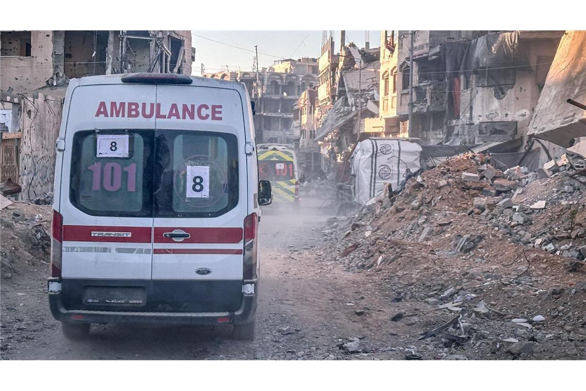 „Ich glaube nicht, dass es möglich ist, sich auf einen Ort wie Gaza vorzubereiten“ Krankenwagen und Fahrzeuge von Hilfsorganisationen fahren durch die zerstörten Straßen des Gazastreifens, um Patienten und Patientinnen abzuholen (Archivfoto).