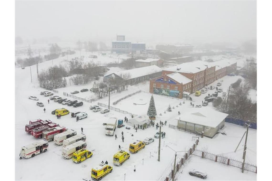 Krankenwagen und Feuerwehrfahrzeuge stehen in der Nähe des Kohlebergwerks „Listwjaschnaja“ außerhalb der sibirischen Stadt Kemerowo, etwa 3.000 Kilometer östlich von Moskau. Foto: Uncredited/Governor of Kemerovo Region Press Office/AP/dpa