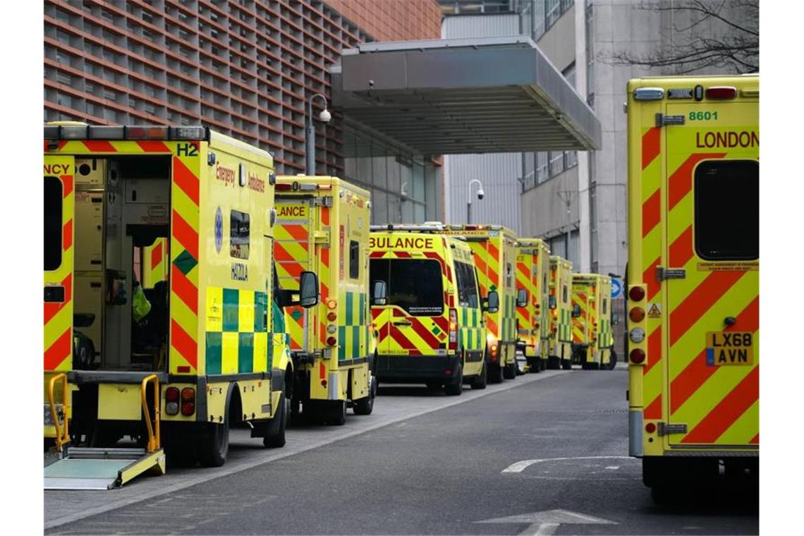 Krankenwagen vor dem Royal London Hospital. Foto: Aaron Chown/PA Wire/dpa
