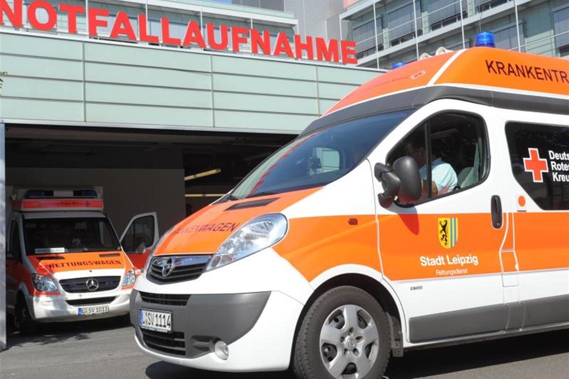 Krankenwagen vor Notfallaufnahme. Die Bundesärztekammer fordert, Rettungsdienste, Kliniken, Alten- und Pflegeheime müssten sich besser auf häufigere Hitzewellen vorbereiten. Foto: Peter Endig/dpa-Zentralbild/dpa