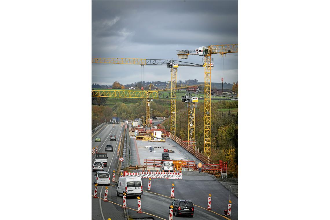 Kranpotpourri auf dem Viadukt.