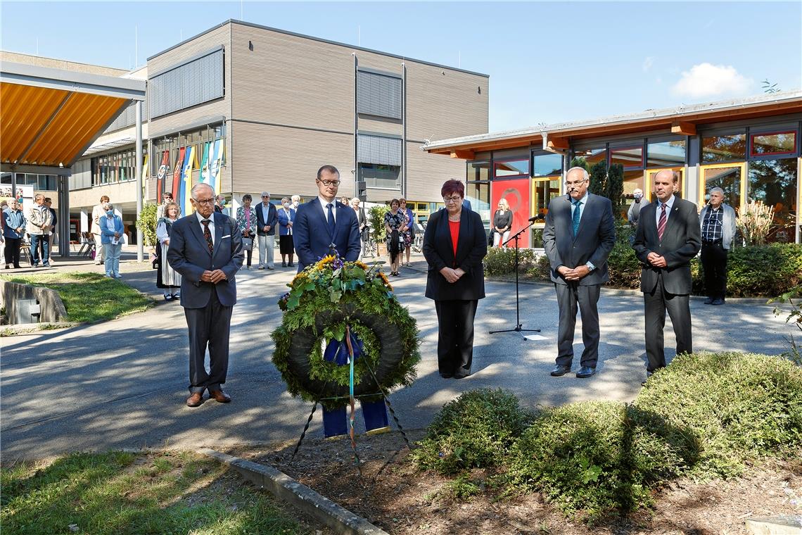 Kranzniederlegung am Mahnmal bei der Max-Eyth-Realschule in Backnang. Foto: J. Fiedler