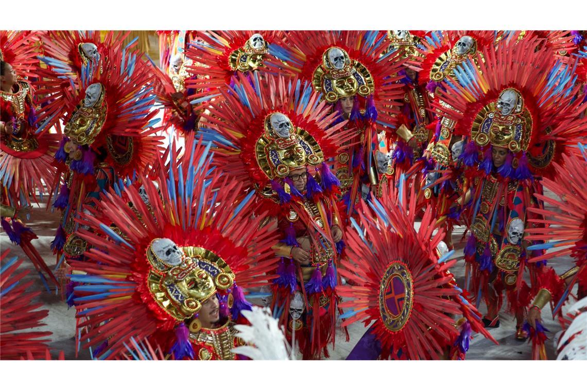 Kreativ und farbenfroh: Die Sambatänzerinnen nehmen mit ihren außergewöhnlichen Kostümen an der "Parade der Champions" teil.