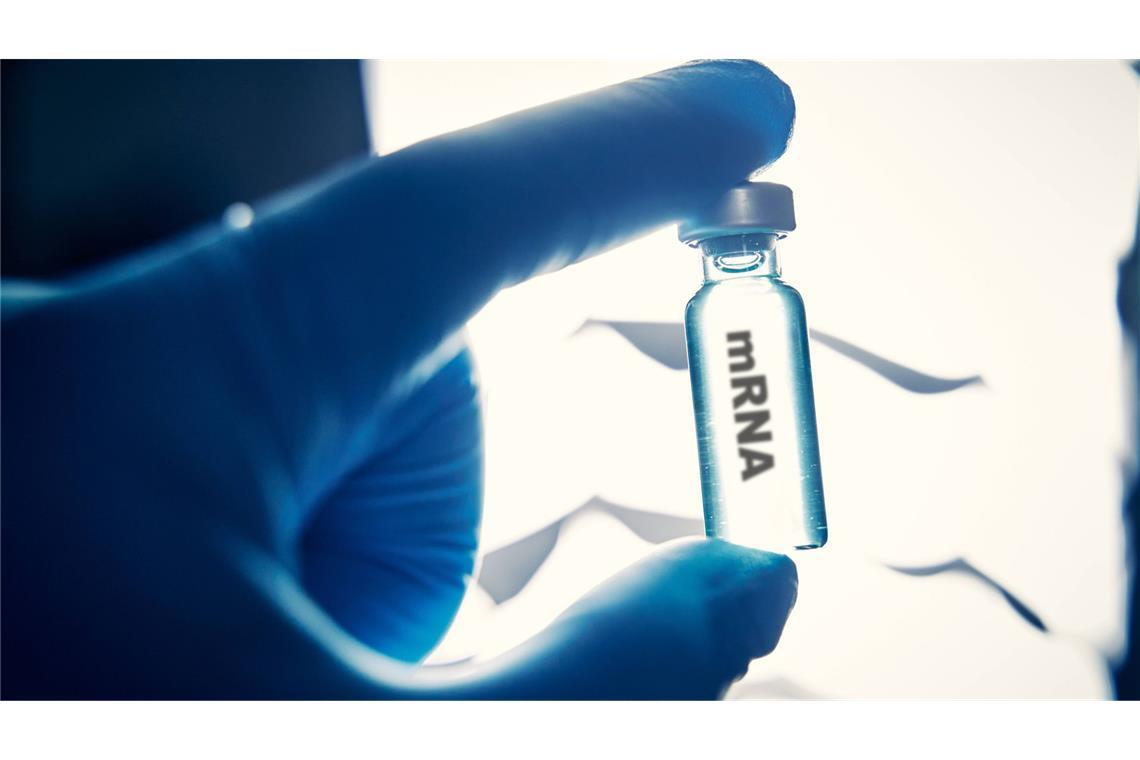 Krebs durch mRNA-Impfungen, etwa gegen Corona? Im Netz kursieren solche Theorien über einen „Turbokrebs“, der durch Impfungen ausgelöst wird. Was ist dran?