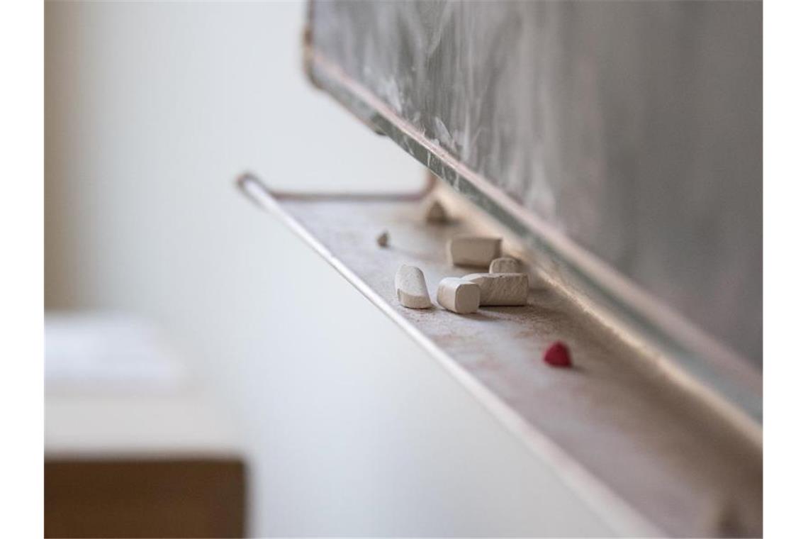 Mehr Schüler erwerben Französisch-Diplom Kreide liegt unter einer Tafel in einem Klassenzimmer. Foto: Fabian Sommer/Archivbild