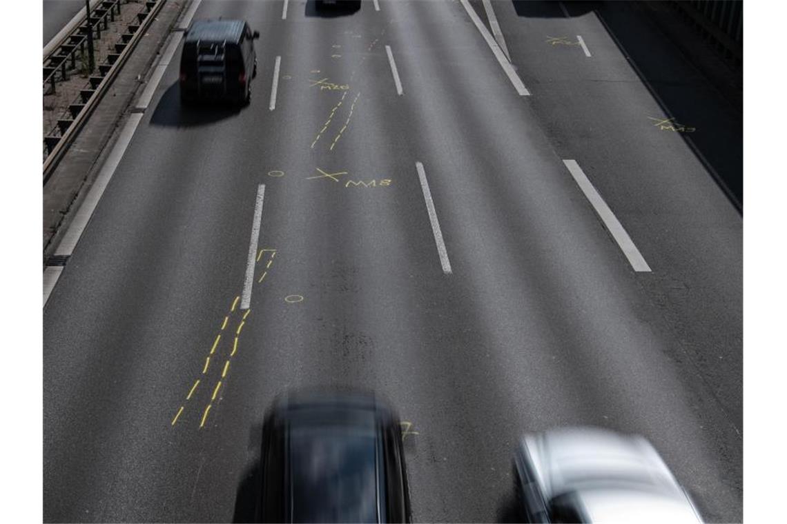 Kreidespuren der Polizei von dem mutmaßlich islamistischen Anschlag auf der Berliner Stadtautobahn. Foto: Paul Zinken/dpa-Zentralbild/dpa