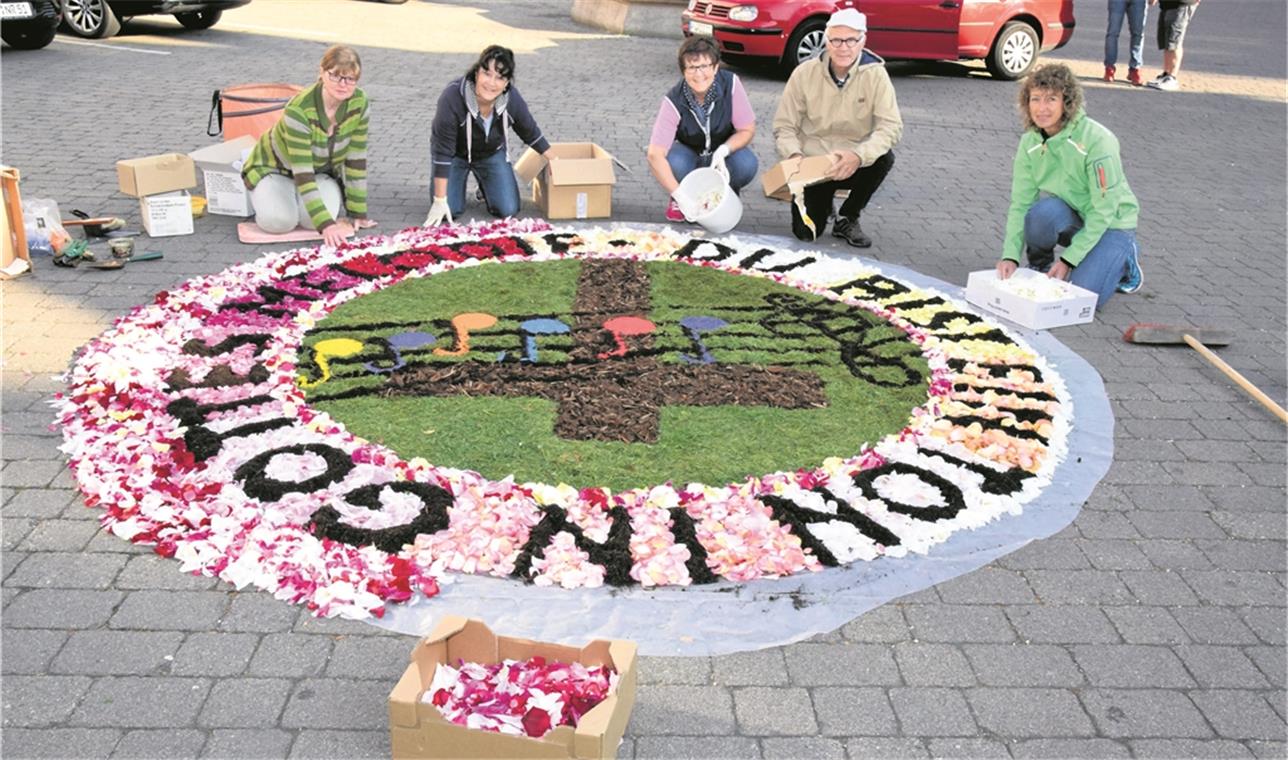 Farb- und Form-Harmonie aus Blüten Kreieren einen Teppich aus Blumen (von links): Gudrun Martens, Christina Zügel, Silvia Dyckmans, Heinrich Dyckmans und Sabine Rupp.Foto: E. Klaper
