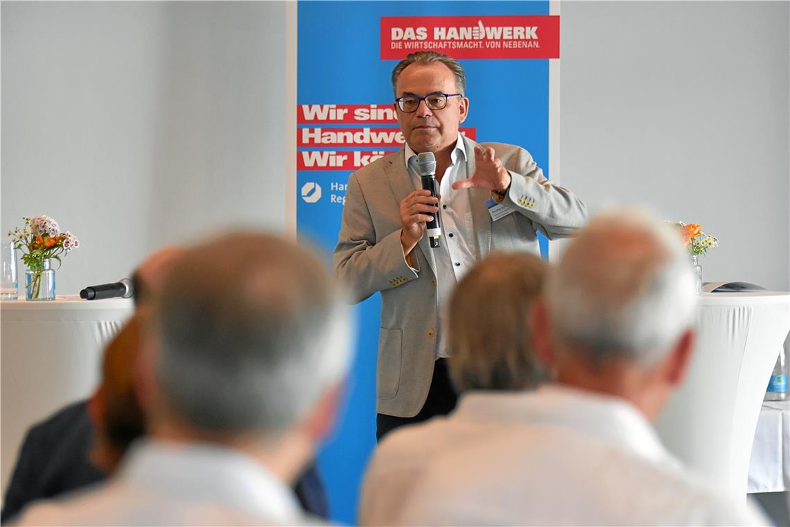 Handwerkerschaft im Gespräch mit der Regionalpolitik Kreishandwerksmeister Thomas Schieck beim Gespräch mit Politikern und Handwerkern aus der Region. Foto: Tobias Sellmaier