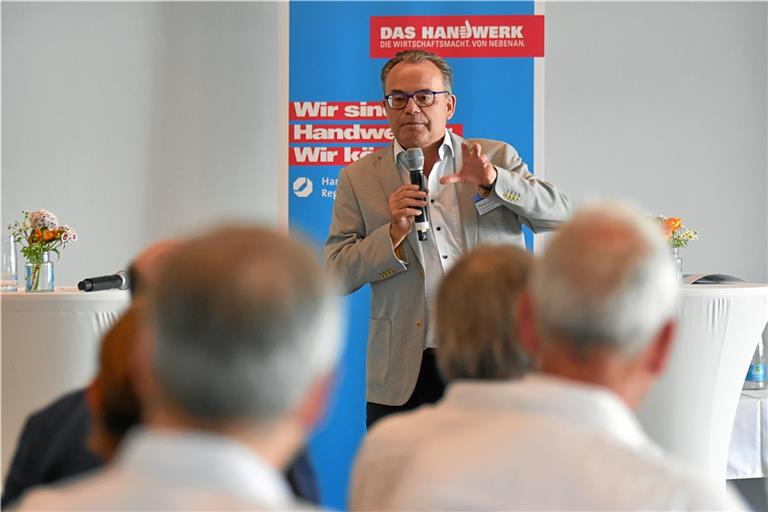 Kreishandwerksmeister Thomas Schieck beim Gespräch mit Politikern und Handwerkern aus der Region. Foto: Tobias Sellmaier