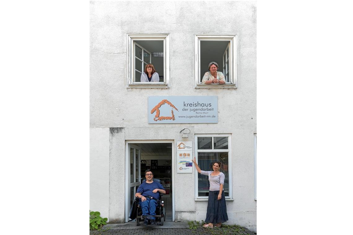 Partnerschaft auf neue Art Kreishaus der Jugendarbeit in Backnang: Künftig nutzt der Kreisjugendring die Immobilie allein. Schon jetzt sind dort unter anderem (oben, von links) Jutta Reber und Geschäftsführerin Marita Trautner sowie (unten, von links) Simon Maier und Ellen Klinger anzutreffen. Foto: J. Fiedler