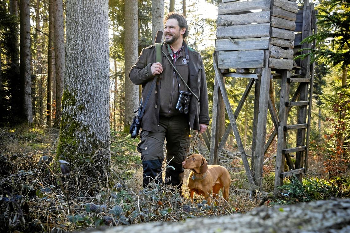 Kreisjägermeister Markus Laiblin (42) und seine treue Hündin Malou sind im Sulzbacher Wald unterwegs. Foto: Alexander Becher