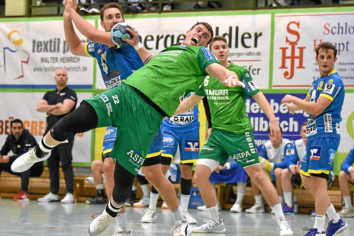 Ein echter Gradmesser für den HC Oppenweiler/Backnang Kreisläufer Jakub Strýc (beim Wurf) hat fünf Jahre beim HCOB gespielt, trägt nun aber das Trikot des EHV Aue. Foto: Tobias Sellmaier