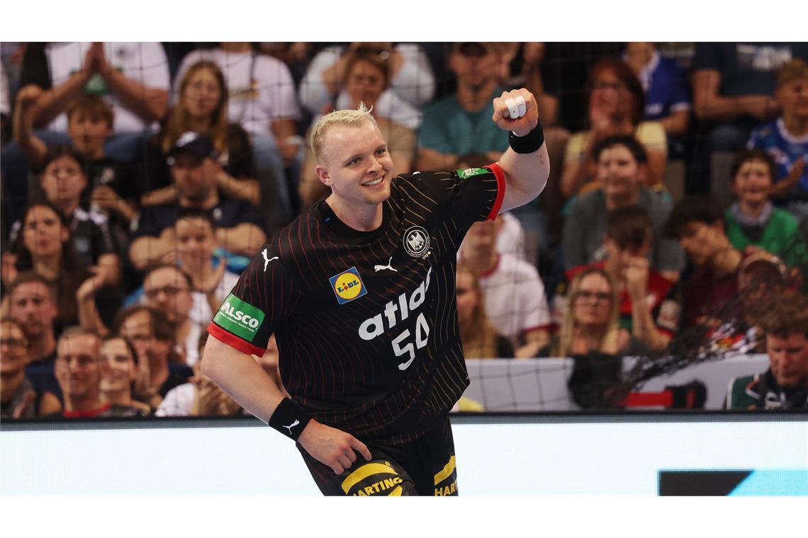 Deutsche Handballer mit Neu-Kapitän Julian Köster zum Kantersieg Kreisläufer Justus Fischer bejubelt eines seiner fünf Tore.