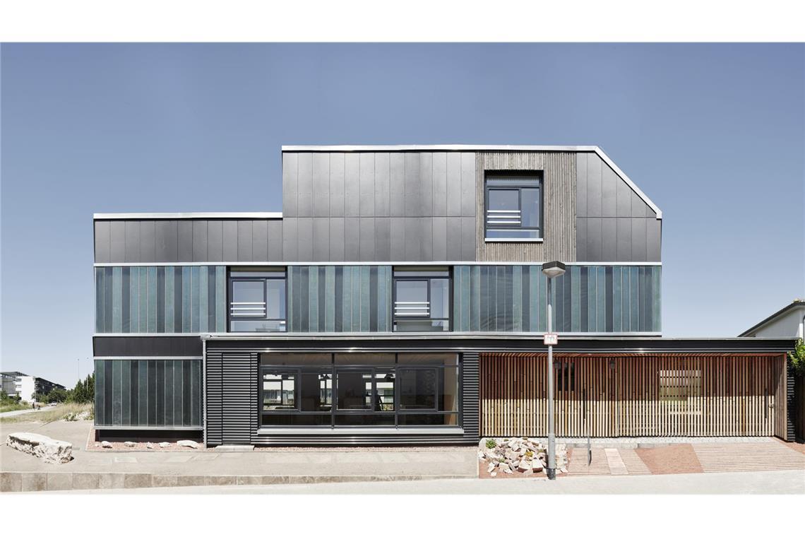 Langlebig und ressourcensparend – diese Stuttgarter Architektur schont die Umwelt Kreislaufgerechtes Bauen im Wohnbereich: Ein privates Wohnhaus, komplett aus recycelten Materialien erstellt – es steht als Mietshaus in Hannover.