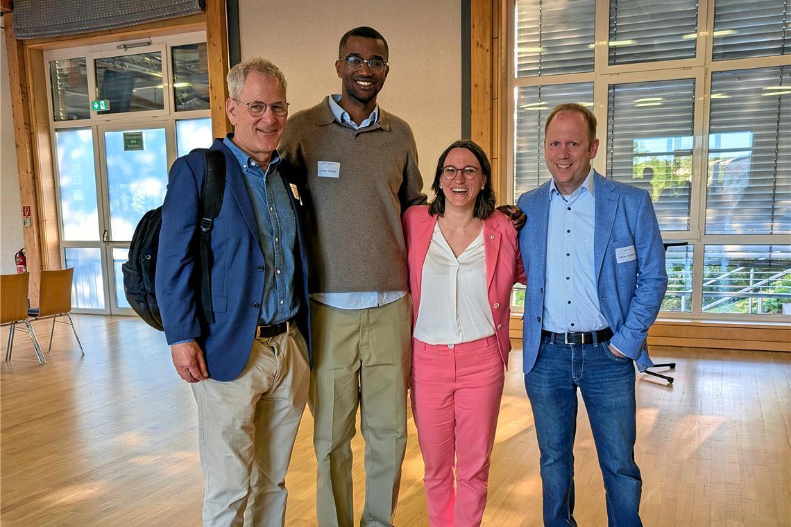 Kreiswirtschaftsförderer Timo John (von links), Oumar Langer von AI-Z Group, Bürgermeisterin Patrizia Rall und Oliver Kettner von der IHK-Bezirkskammer Rems-Murr beim zweiten Netzwerktreffen in Allmersbach im Tal. Foto: Carolin Aichholz