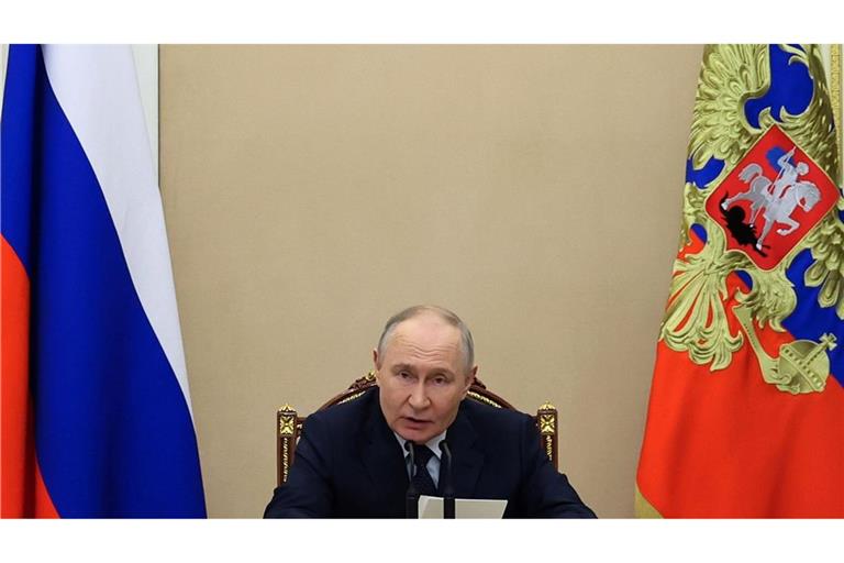 Kremlchef Putin fordert von der Regierung Maßnahmen zum Ankurbeln der mauen Wirtschaft. (Archivbild)