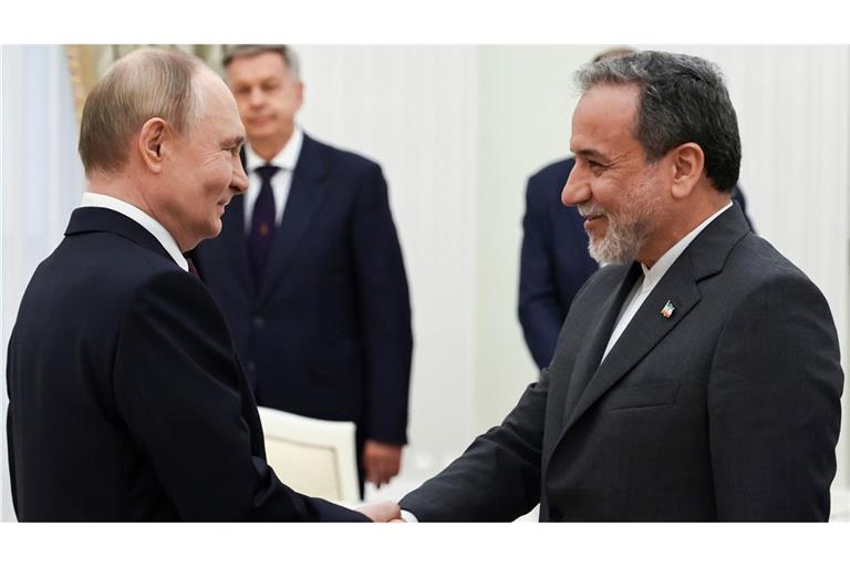 Kremlchef Putin im Gespräch mit Irans Außenminister Araghtschi (Archivbild)