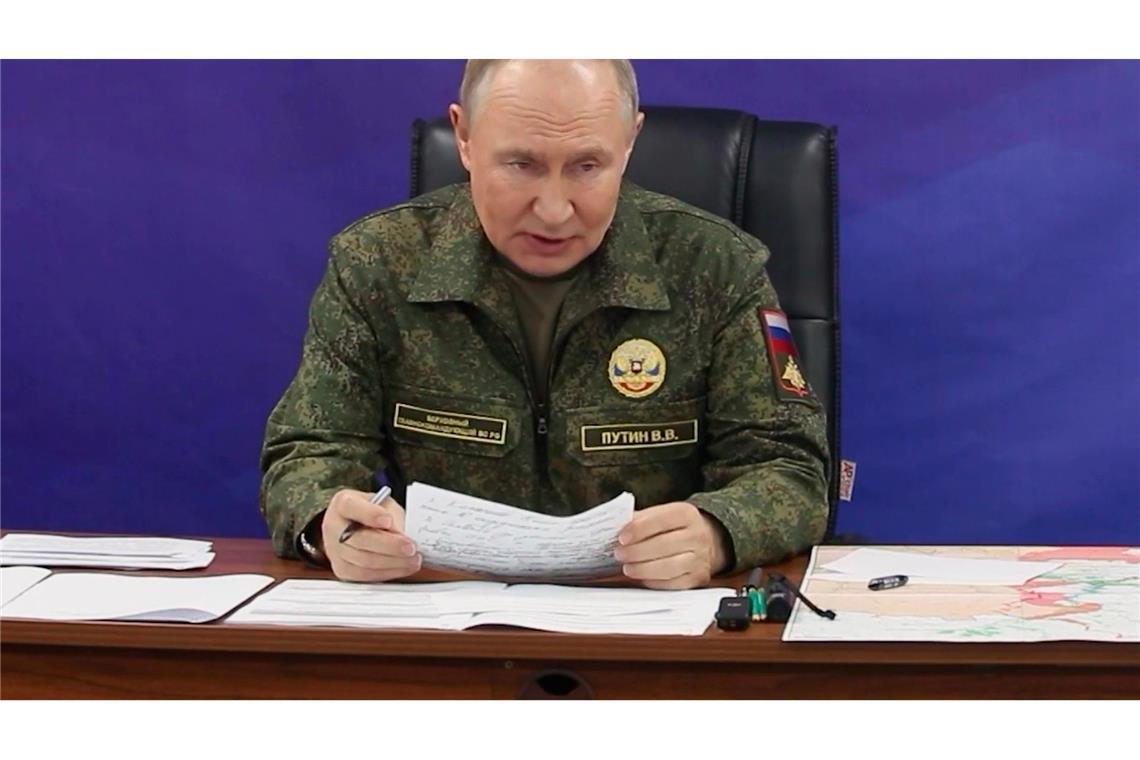 Kremlchef Putin zeigte sich demonstrativ in Uniform bei der Armee. (Archivbild)