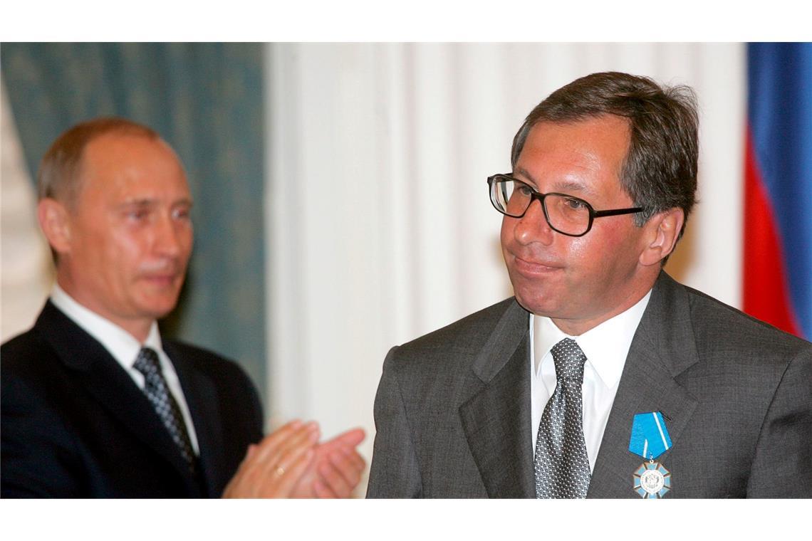 Kremlchef Wladimir Putin applaudiert dem damaligen Alfa-Bank-Chef Pjotr Awen (r) nach der Verleihung des Ordens für Verdienste um das Vaterland (Archivbild).