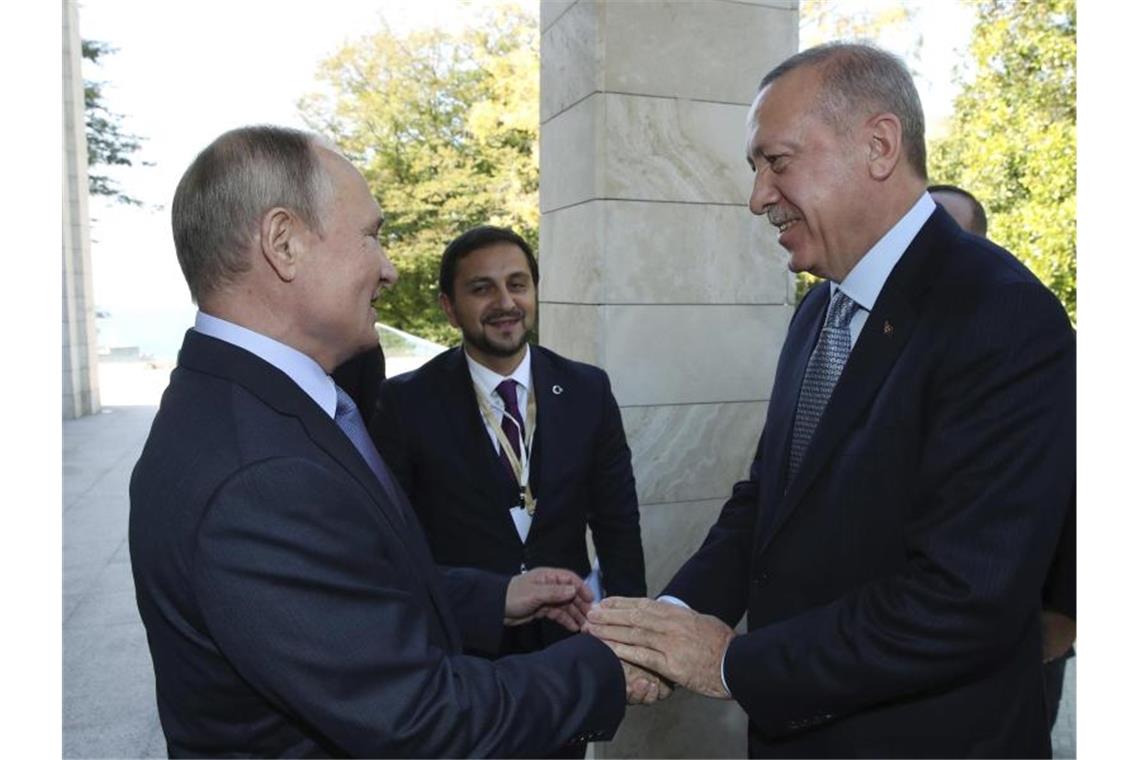 Putin und Erdogan beginnen Syrien-Verhandlungen in Sotschi Kremlchef Wladimir Putin empfängt den türkischen Staatspräsident Recep Tayyip Erdogan in Sotschi. Foto: Uncredited/Pool Presidential Press Service/dpa