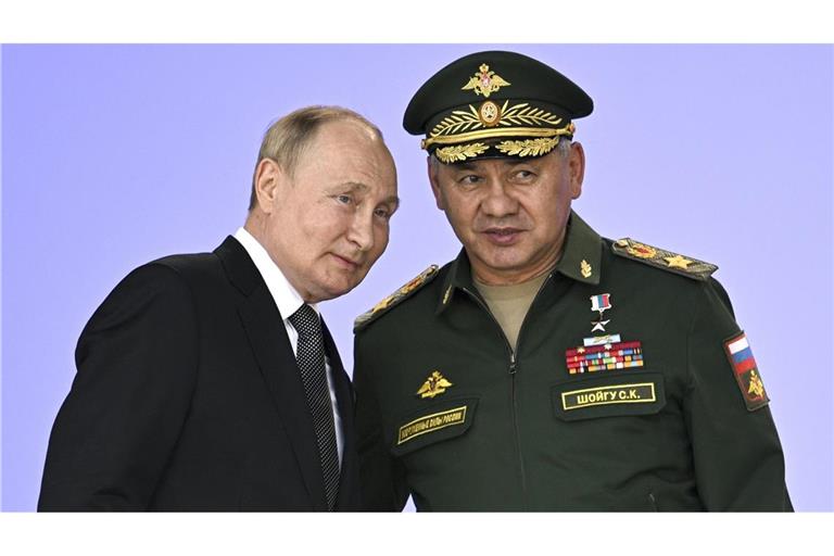 Kremlchef Wladimir Putin mit seinem engen Vertrauten Sergej Schoigu, den er nun als Verteidigungsminister entlassen hat.