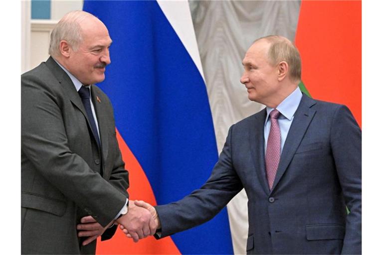 Kremlchef Wladimir Putin (r) mit Alexander Lukaschenko, Präsident von Belarus, bei einer gemeinsamen Pressekonferenz. Foto: Sergei Guneyev/Pool Sputnik Kremlin/AP/dpa