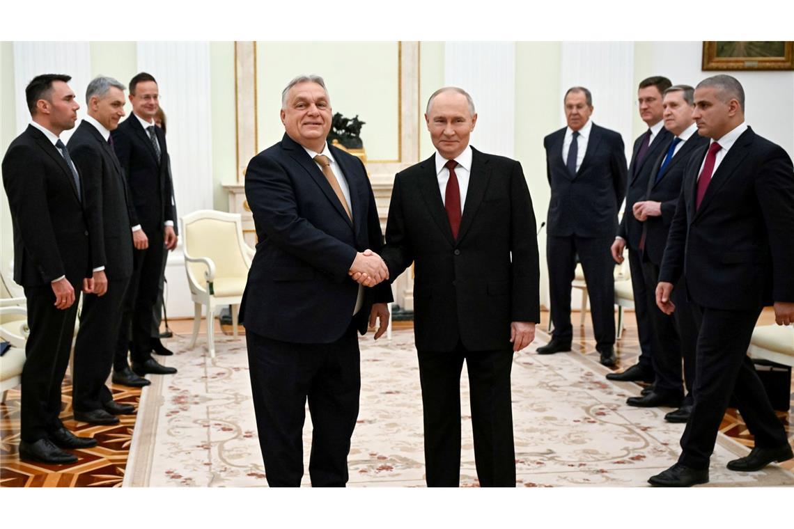 Kremlchef Wladimir Putin (r) und der ungarische Ministerpräsident Viktor Orban sprechen im Kreml auch über stabile und günstige Öl- und Gaslieferungen.