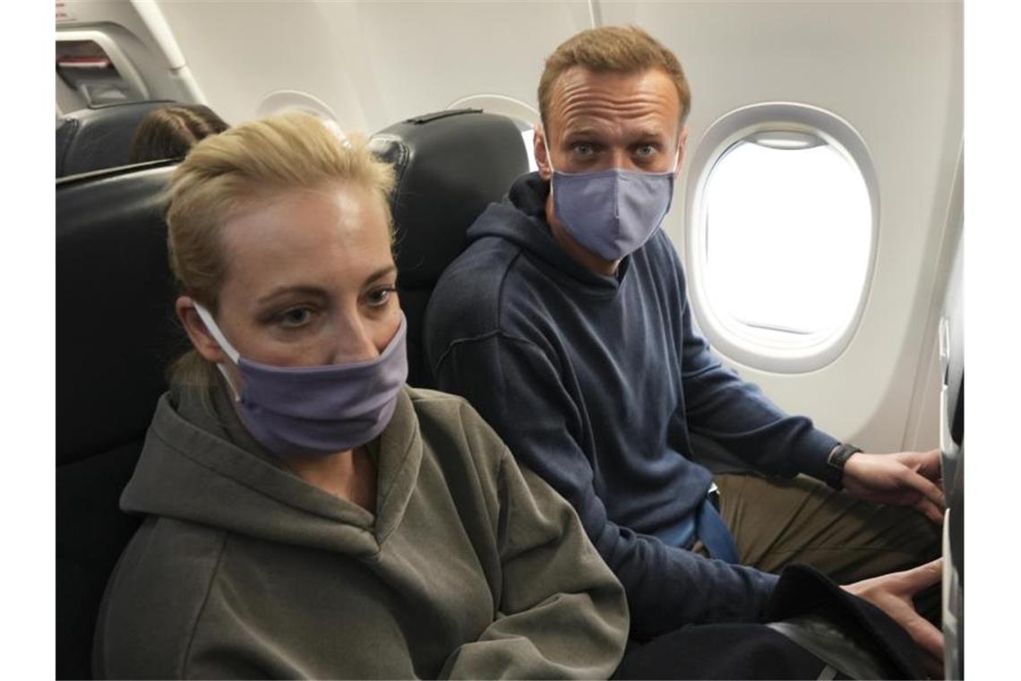 Kremlgegner Alexej Nawalny und seine Ehefrau Julia auf dem Flug nach Moskau. Foto: Mstyslav Chernov/AP/dpa