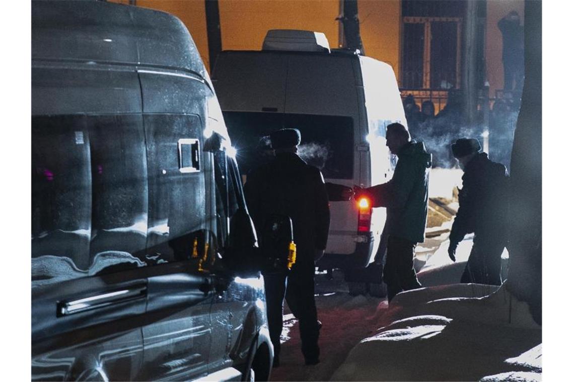 „Wehrt Euch!“ - Inhaftierter Nawalny ruft zu Protesten auf Kremlkritiker Alexej Nawalny (2.v.r) wird nach einer Gerichtsverhandlung in Handschellen von Polizisten eskortiert. Foto: Pavel Golovkin/AP/dpa