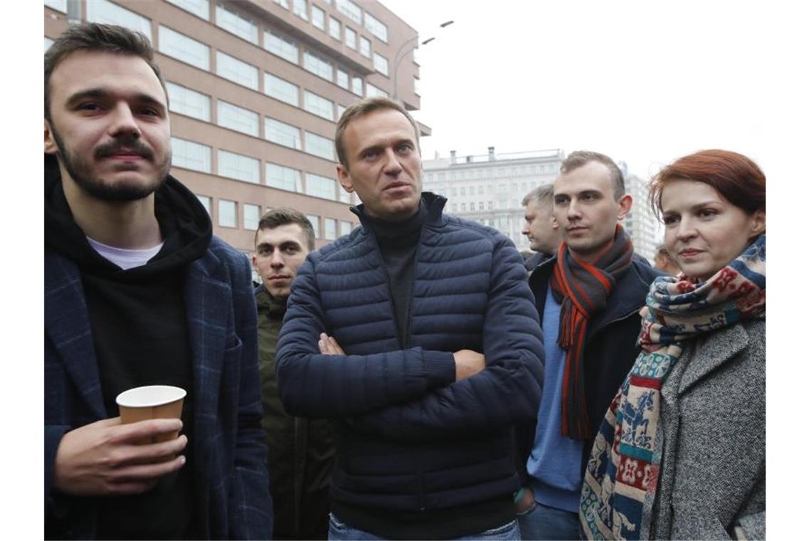Kremlkritiker Alexej Nawalny (M) nimmt an der Kundgebung für die Freilassung politischer Gefangener teil. Foto: Dmitri Lovetsky/AP