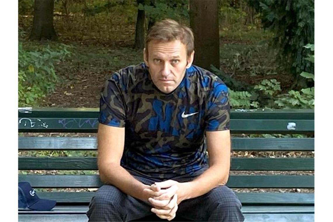 Kremlkritiker Alexej Nawalny sitzt auf einer Parkbank. Foto: Uncredited/navalny/Instagram/dpa/Aktuell