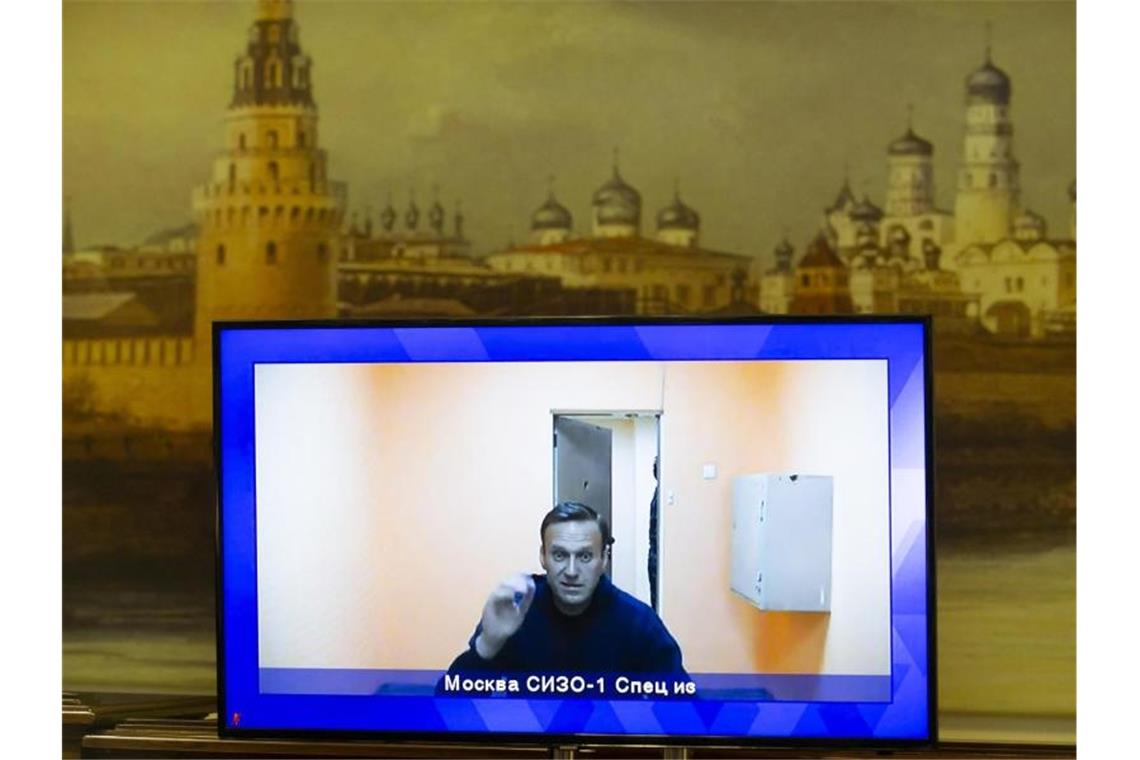 Kremlkritiker Alexej Nawalny während einer Live-Übertragung seiner Anhörung auf einem Monitor. Foto: Alexander Zemlianichenko/AP/dpa