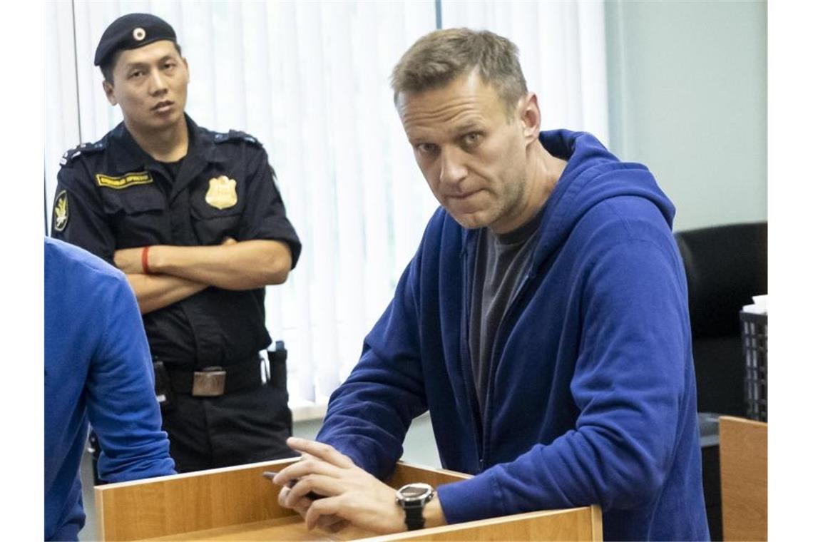 Kremlkritiker Nawalny nach Klinik wieder im Gefängnis Kremlkritiker Alexej Nawalny war am Sonntag aus der Haft in ein Krankenhaus gebracht worden. Foto: Pavel Golovkin/AP