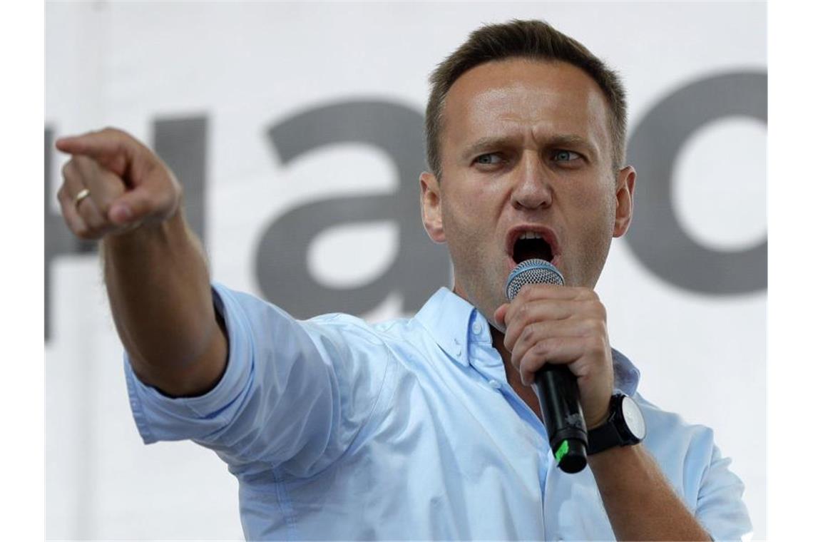 Kremlkritiker Nawalny spricht bei einem Protest in Moskau im Juli 2019. Foto: Pavel Golovkin/AP/dpa