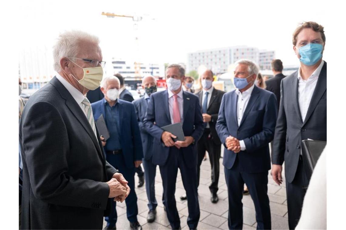 Regierung und Autobranche für technologieoffenen Wandel Kretschmann bei der Präsentation der Zwischenbilanz zum „Strategiedialog Automobilwirtschaft BW“. Foto: Sebastian Gollnow/dpa