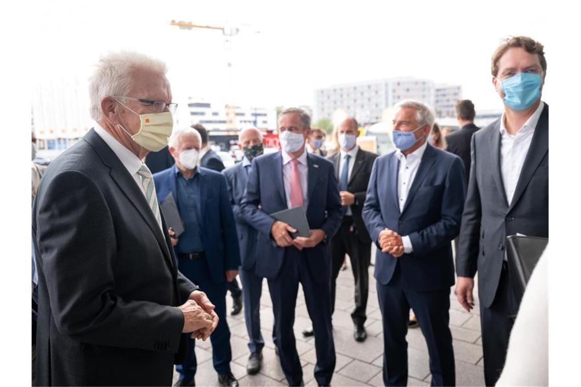 Kretschmann bei der Präsentation der Zwischenbilanz zum „Strategiedialog Automobilwirtschaft BW“. Foto: Sebastian Gollnow/dpa