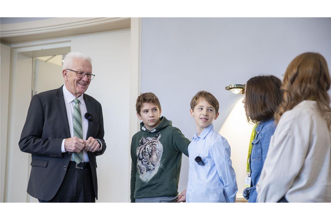 „Ich brauche vier Stunden, um den Weihnachtsbaum zu schmücken“ Kretschmann erscheint gut gelaunt und will erst einmal wissen, warum die Vier Kinderreporter geworden sind.