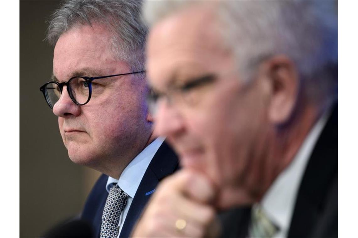 Kretschmann rechnet mit Streit über neuen Landeshaushalt Kretschmann (Grüne, r), Ministerpräsident von Baden-Württemberg, und Justizminister Wolf (CDU, l), sprechen. Foto: Sina Schuldt/Archiv