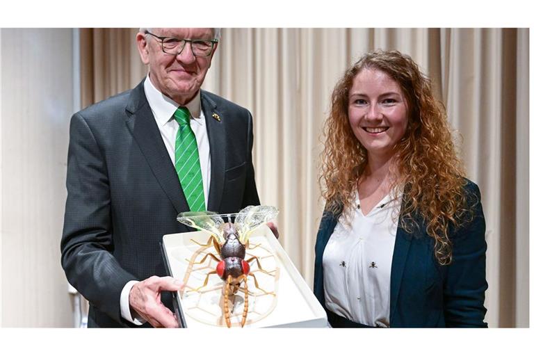 Kretschmann mit Modell der nach ihm benannten Wespe