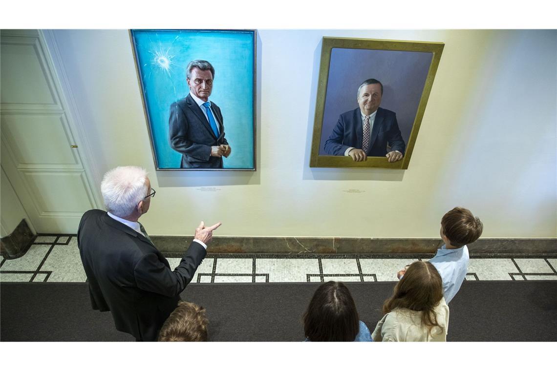 „Ich brauche vier Stunden, um den Weihnachtsbaum zu schmücken“ Kretschmann zeigt die Porträts seiner Vorgänger. „2026 werde ich hier aufgehängt“, sagt er und lacht.