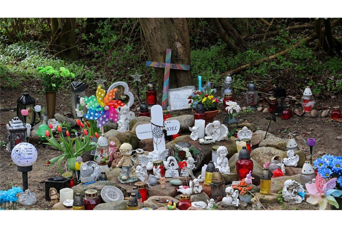 Kreuze, Figuren, Kerzen und Blumen stehen an der Stelle, wo der sechsjährige getötete Joel gefunden wurde.
