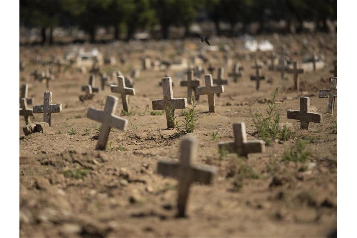 Kreuze für Opfer der Corona-Pandemie auf einem Friedhof in Rio de Janeiro. Foto: Silvia Izquierdo/AP/dpa
