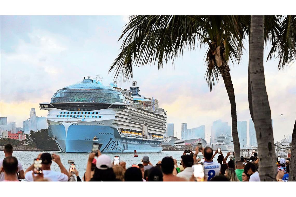 Kreuzfahrten bleiben beliebt: Die „Icon of the Sea“ läuft im Hafen von Miami ein.