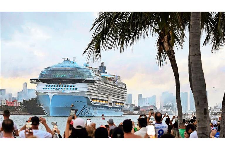 Kreuzfahrten bleiben beliebt: Die „Icon of the Sea“ läuft im Hafen von Miami ein.
