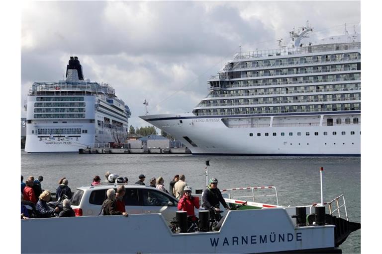 Kreuzfahrtschiffe am Passagierkai des Ostseebades Warnemünde (Archiv). Foto: Bernd Wüstneck/dpa