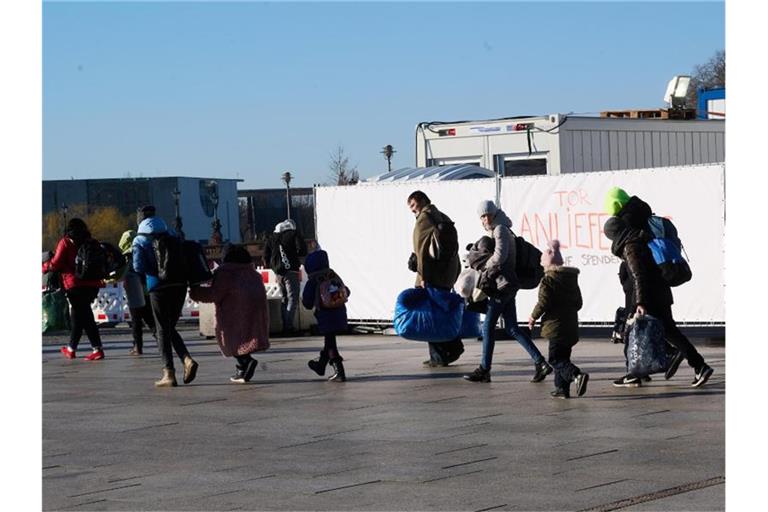 Kriegsflüchtlinge aus der Ukraine gehen am Hauptbahnhof Berlin zum Zelt der Berliner Stadtmission, das als Erstanlaufstelle für Geflüchtete dient. Foto: Annette Riedl/dpa