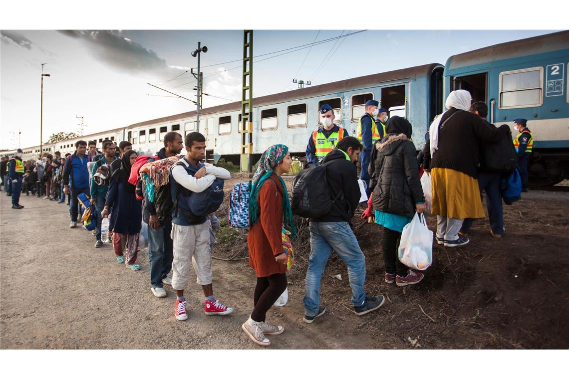 Kriegsflüchtlinge aus Syrien besteigen am 5. Oktober 2015 in Gyekenyes Zakany Railway Stationin Ungarn einen Zug, der sie nach Deutschland bringt.